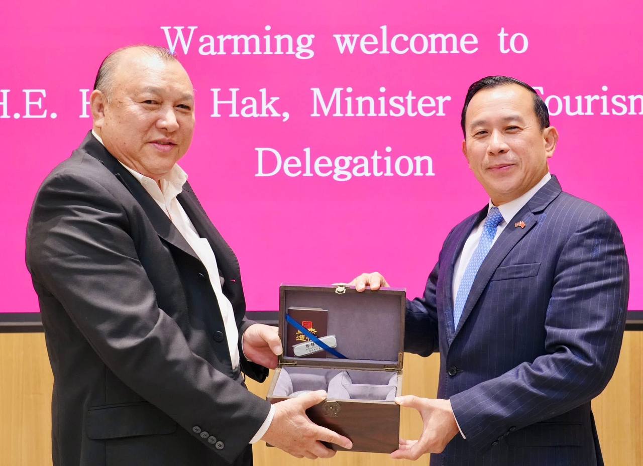 លោកហួត ហាក់ , លោកMA Tieqiao ប្រធានក្រុមប្រឹក្សាភិបាលក្រុមហ៊ុនGuilin Junda Transporation Co., Ltd.