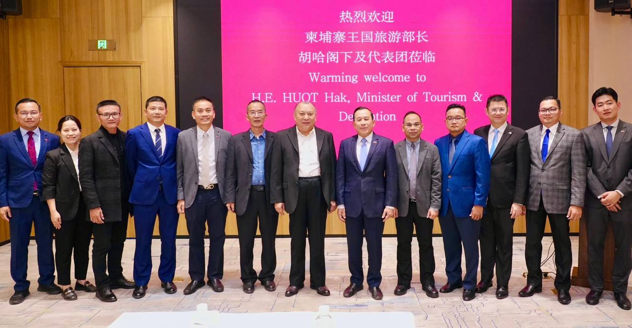 លោកហួត ហាក់ , លោកMA Tieqiao ប្រធានក្រុមប្រឹក្សាភិបាលក្រុមហ៊ុនGuilin Junda Transporation Co., Ltd.