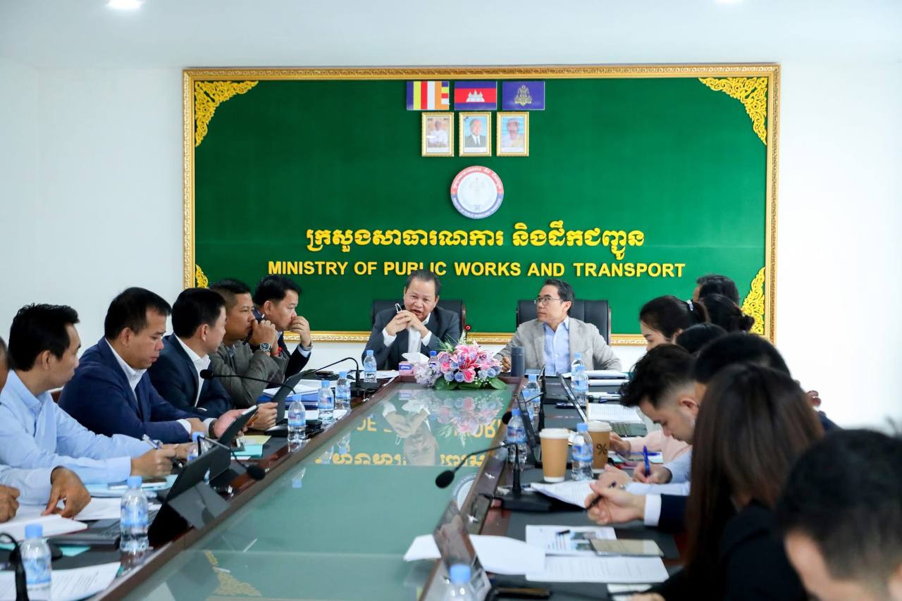 លោកសួង ហេង រដ្ឋលេខាធិការ ក្រសួង សាធារណការ និងដឹកជញ្ជូន និងលោកមាស សុខសេនសាន រដ្ឋលេខាធិការ ក្រសួងសេដ្ឋកិច្ច