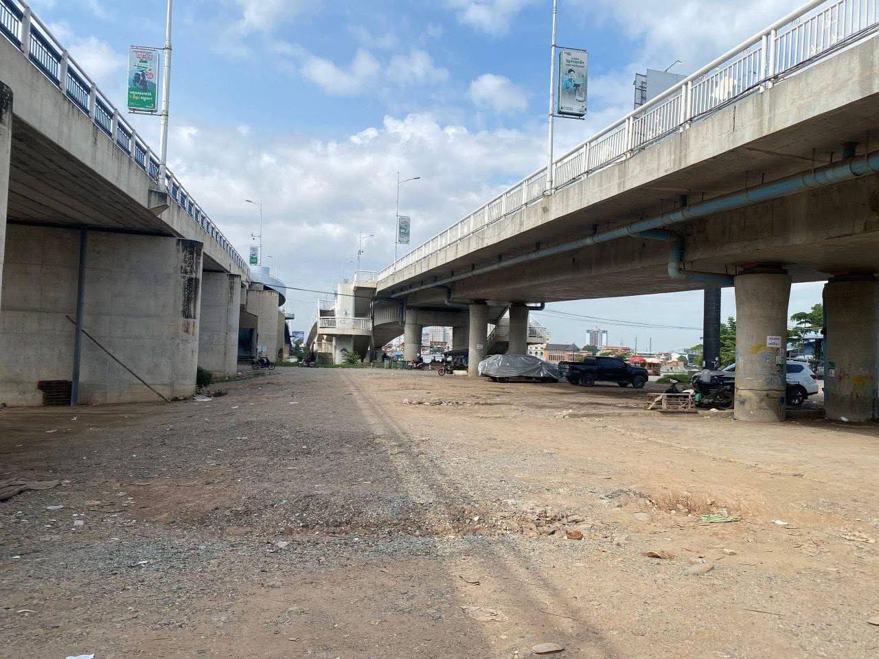 មន្រ្តីជំនាញក្រសូងរៀបចំដែនដី បានចុះពិនិត្យទីតាំងខាងក្រោមស្ពានជ្រោយចង្វារ ផ្នែកខាងកើត ដើម្បីកែលម្អសោភ័ណភាព។