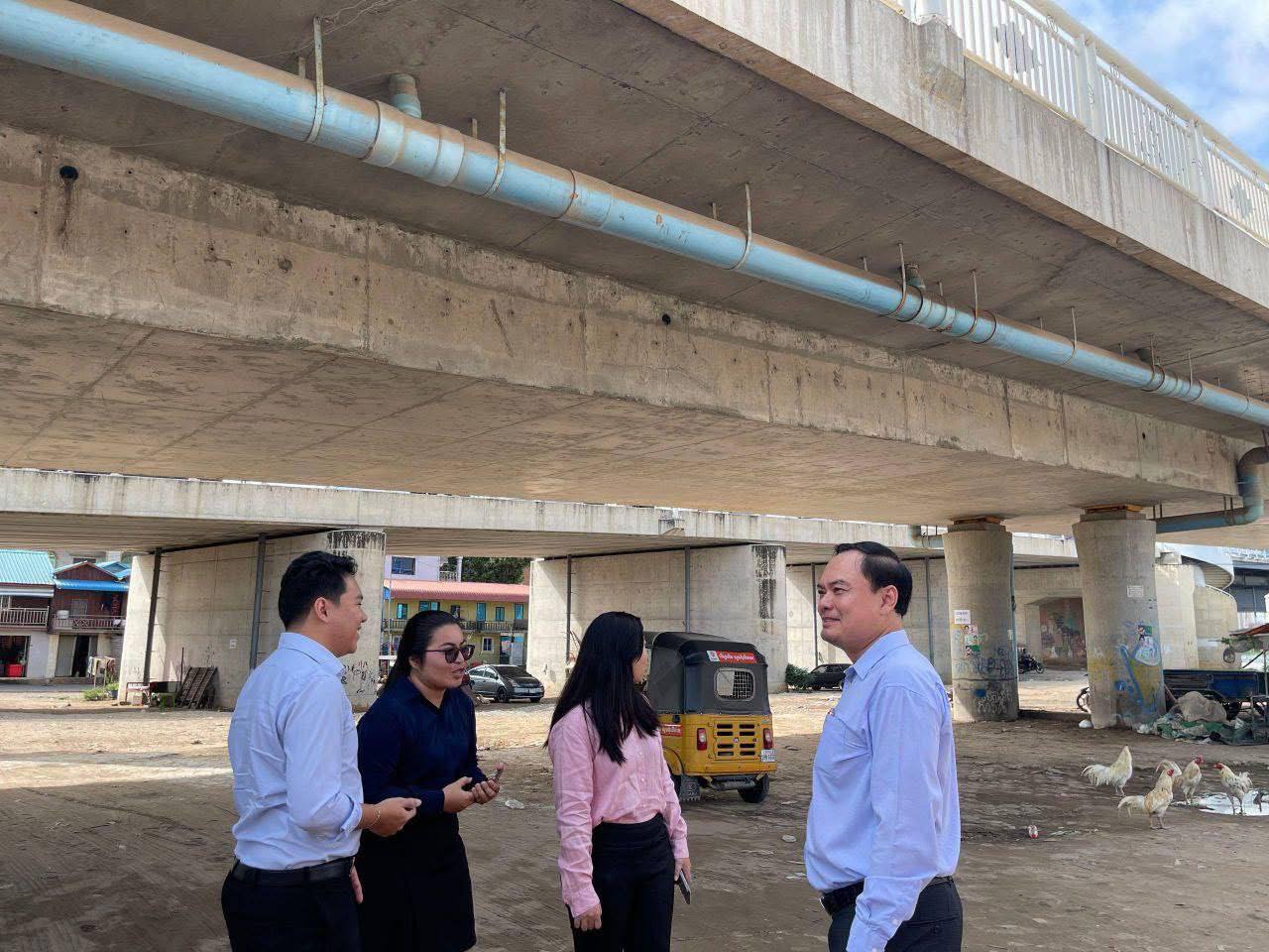 មន្រ្តីជំនាញក្រសូងរៀបចំដែនដី បានចុះពិនិត្យទីតាំងខាងក្រោមស្ពានជ្រោយចង្វារ ផ្នែកខាងកើត ដើម្បីកែលម្អសោភ័ណភាព។