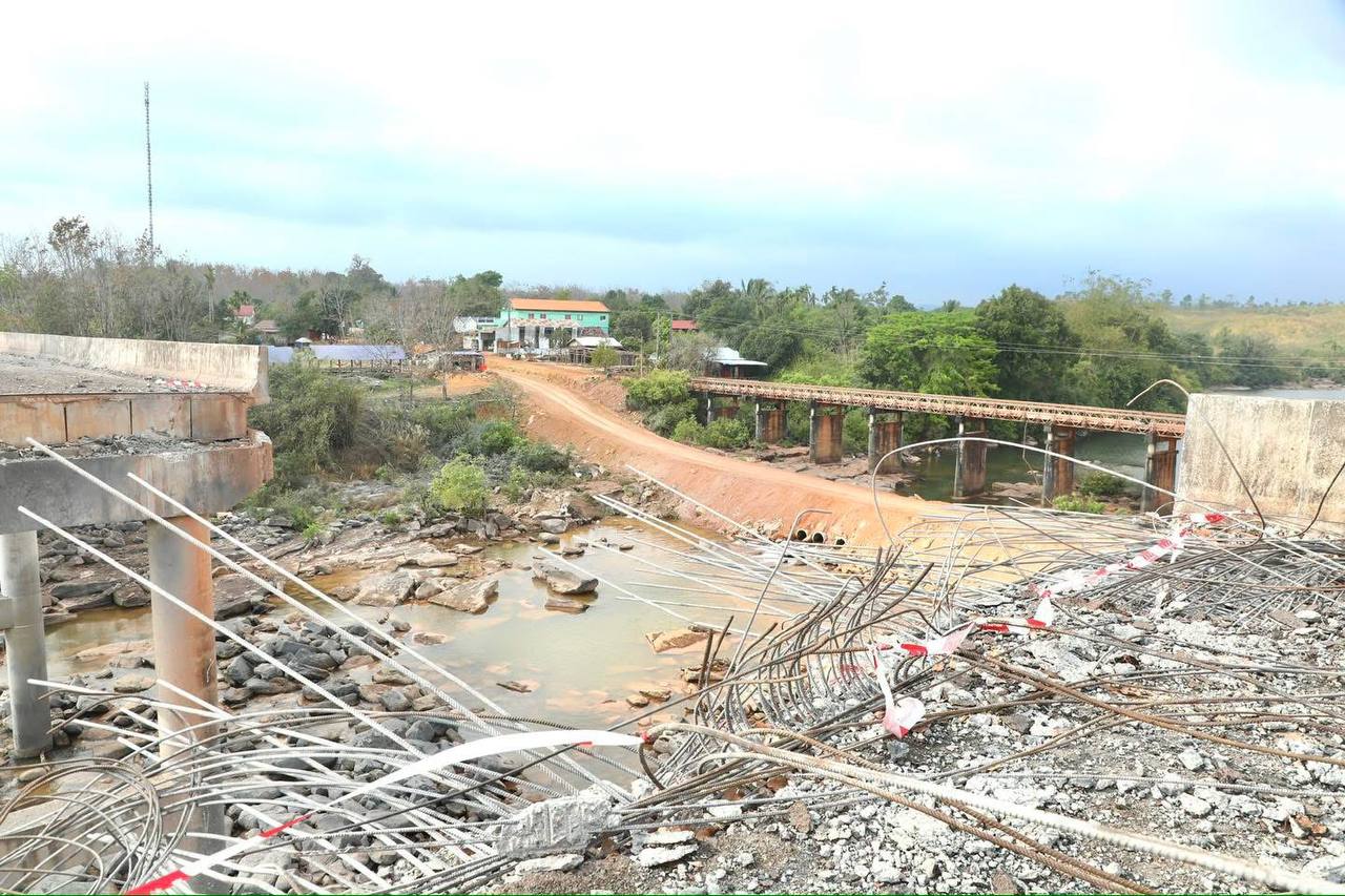 ស្ថានភាពខូចខាតស្ពានជ័យជំនះ (ស្ពានមេទឹក) លើកំណាត់ផ្លូវជាតិលេខ៥៥ និងស្ពានបេឡេត៍មេទឹក លើកំណាត់ផ្លូវជាតិលេខ៥៥ចាស់