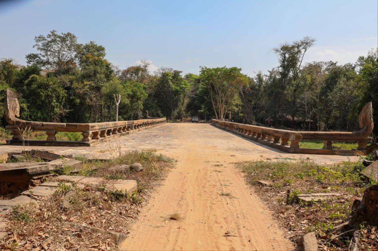 ប្រាសាទបេងមាលា និងចម្លាក់បង្កាន់ដៃនាគ