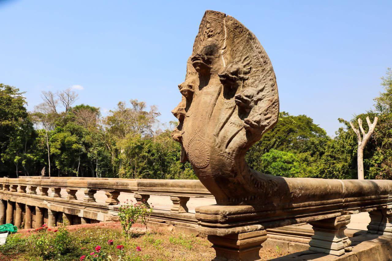 ប្រាសាទបេងមាលា និងចម្លាក់បង្កាន់ដៃនាគ