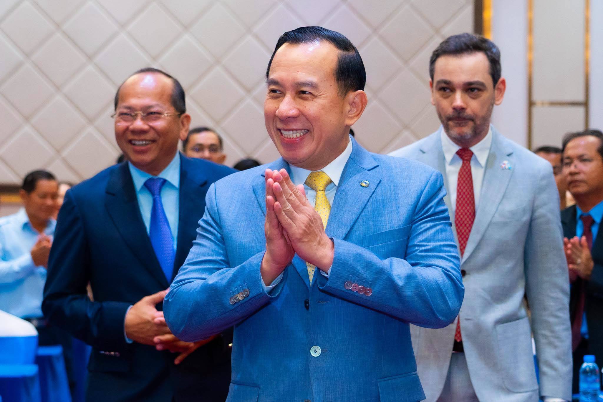ឯកឧត្តម ហួត ហាក់ រដ្ឋមន្ត្រីក្រសួងទេសចរណ៍ ឯកឧត្ដម​ ម៉ៅ ធនិន អភិបាលនៃគណៈអភិបាលខេត្តកំពត