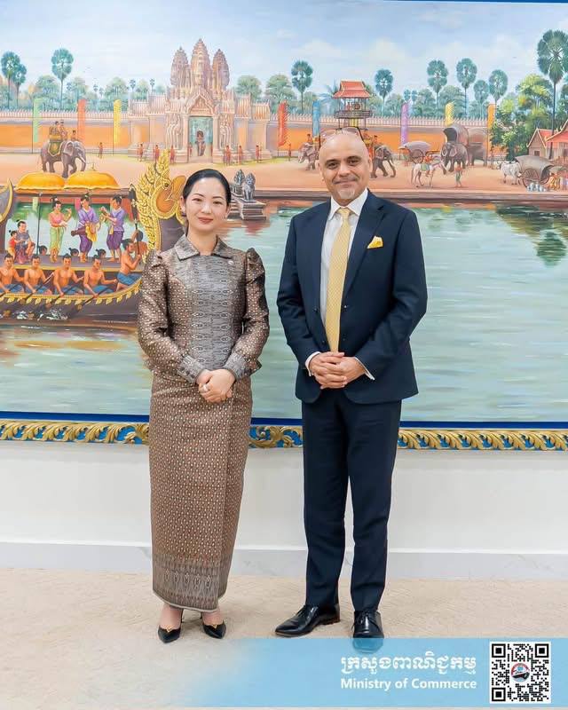 លោកជំទាវ ចម និម្មល រដ្ឋមន្ត្រីក្រសួងពាណិជ្ជកម្ម លោក Ali Tariq ប្រធានគ្រប់គ្រងប្រចាំតំបន់នៃក្រុមហ៊ុន Unilever ប្រចាំប្រទេសស្រីលង្កា មីយ៉ាន់ម៉ា កម្ពុជា និងឡាវ