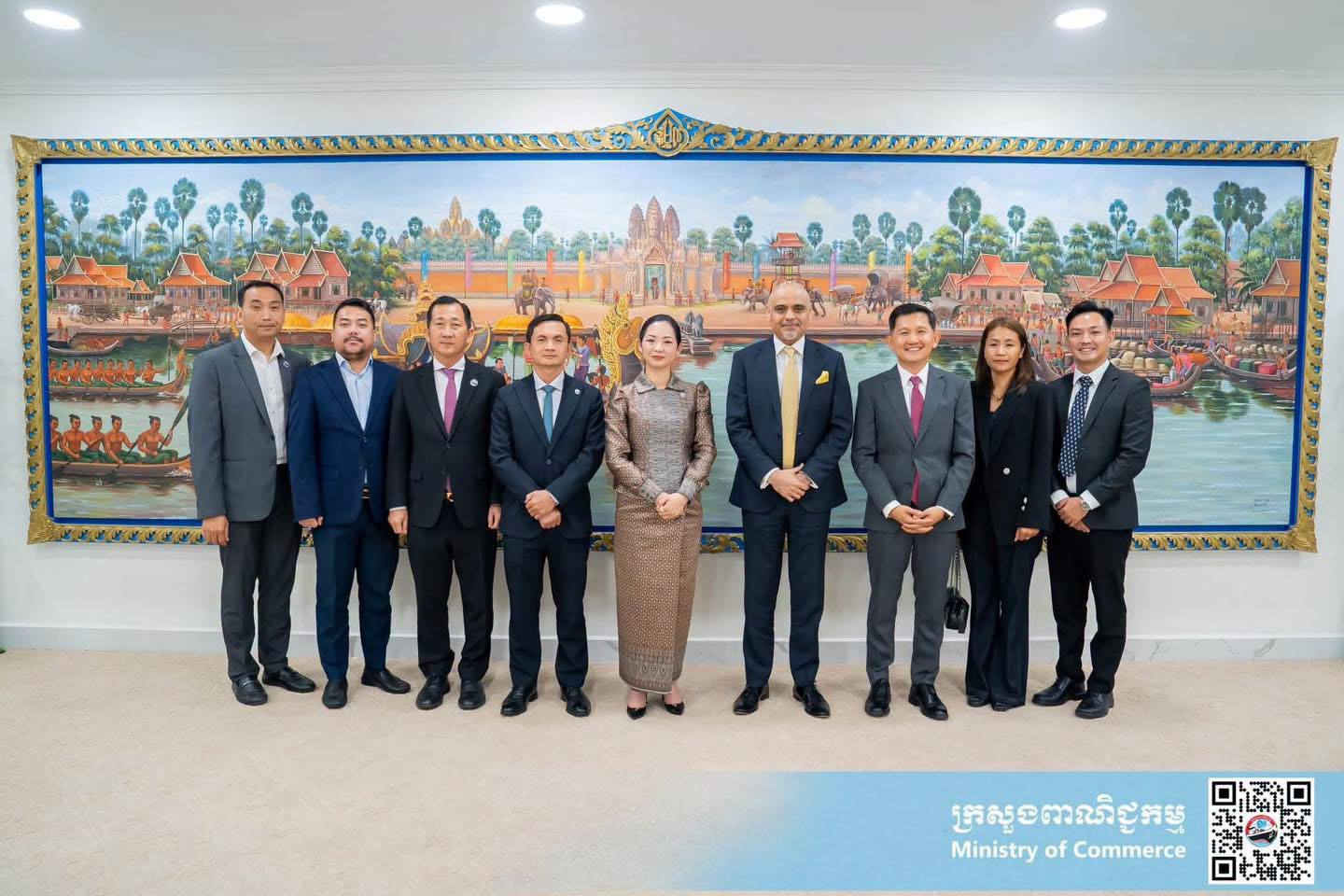 លោកជំទាវ ចម និម្មល រដ្ឋមន្ត្រីក្រសួងពាណិជ្ជកម្ម លោក Ali Tariq ប្រធានគ្រប់គ្រងប្រចាំតំបន់នៃក្រុមហ៊ុន Unilever ប្រចាំប្រទេសស្រីលង្កា មីយ៉ាន់ម៉ា កម្ពុជា និងឡាវ